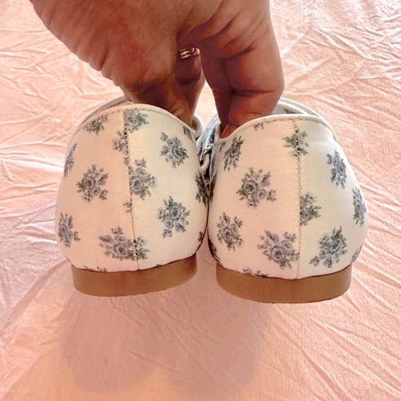 EdgeHill Collections White with Blue Flower Dress Shoes - Picture 4 of 5